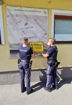 Polizisten stellten das Warnschild vor der Grazer Moschee sicher. (Foto: Islamisches Kulturzentrum Graz)