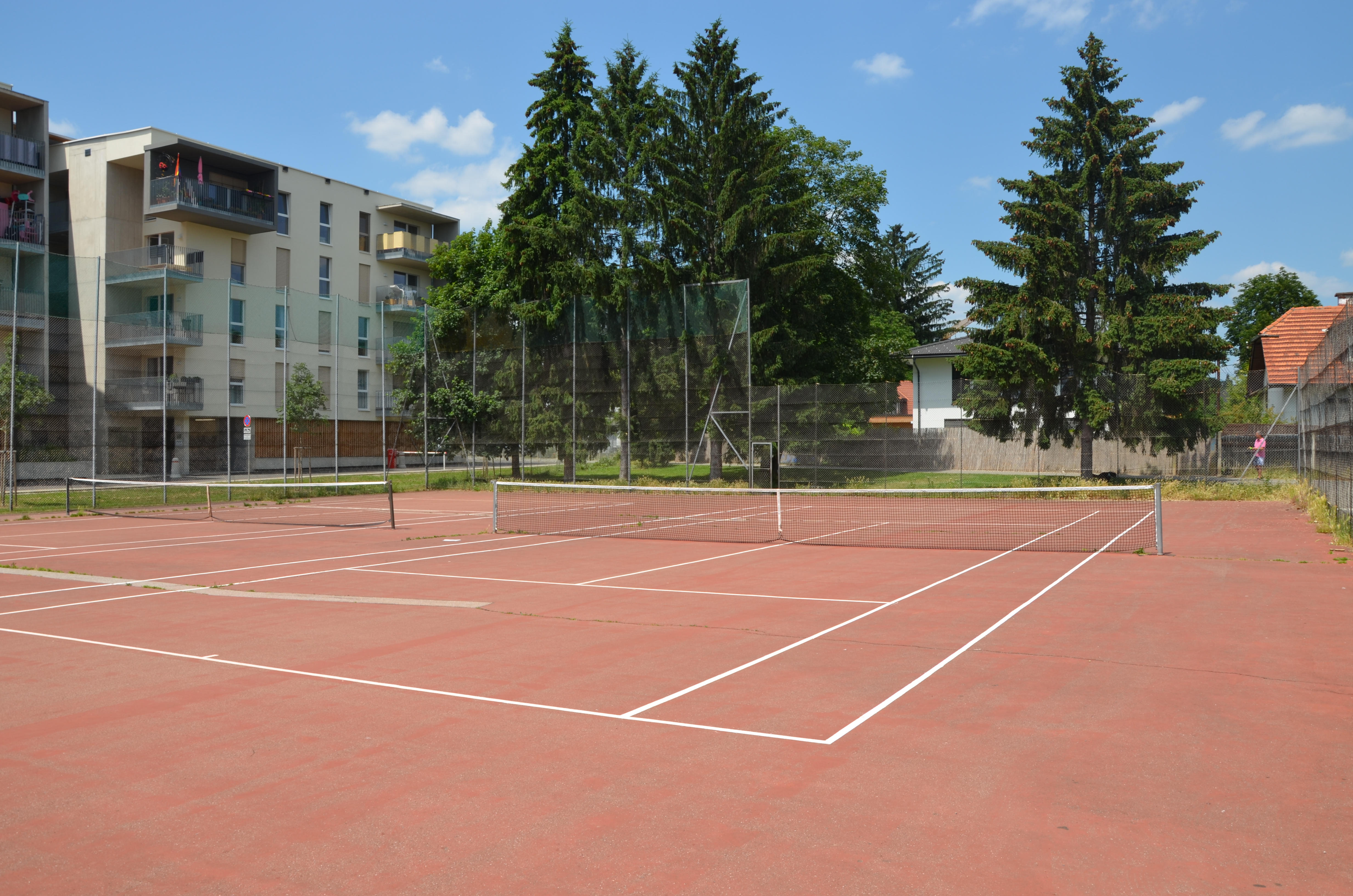 Zwei Tennisfelder in gutem Zustand beim Bezirkssportplatz Vinzenzgasse