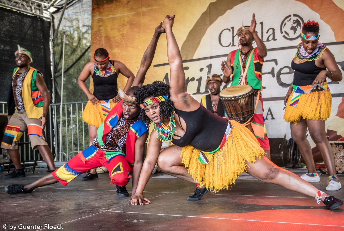 Afrikaner*innen tanzen beim Afrikafestival im Annenviertel.