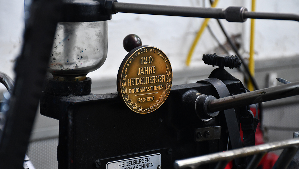Aufschrift "120 JAHRE HEIDELBERGER DRUCKMASCHINEN 1850-1970" auf einer der Druckmaschine