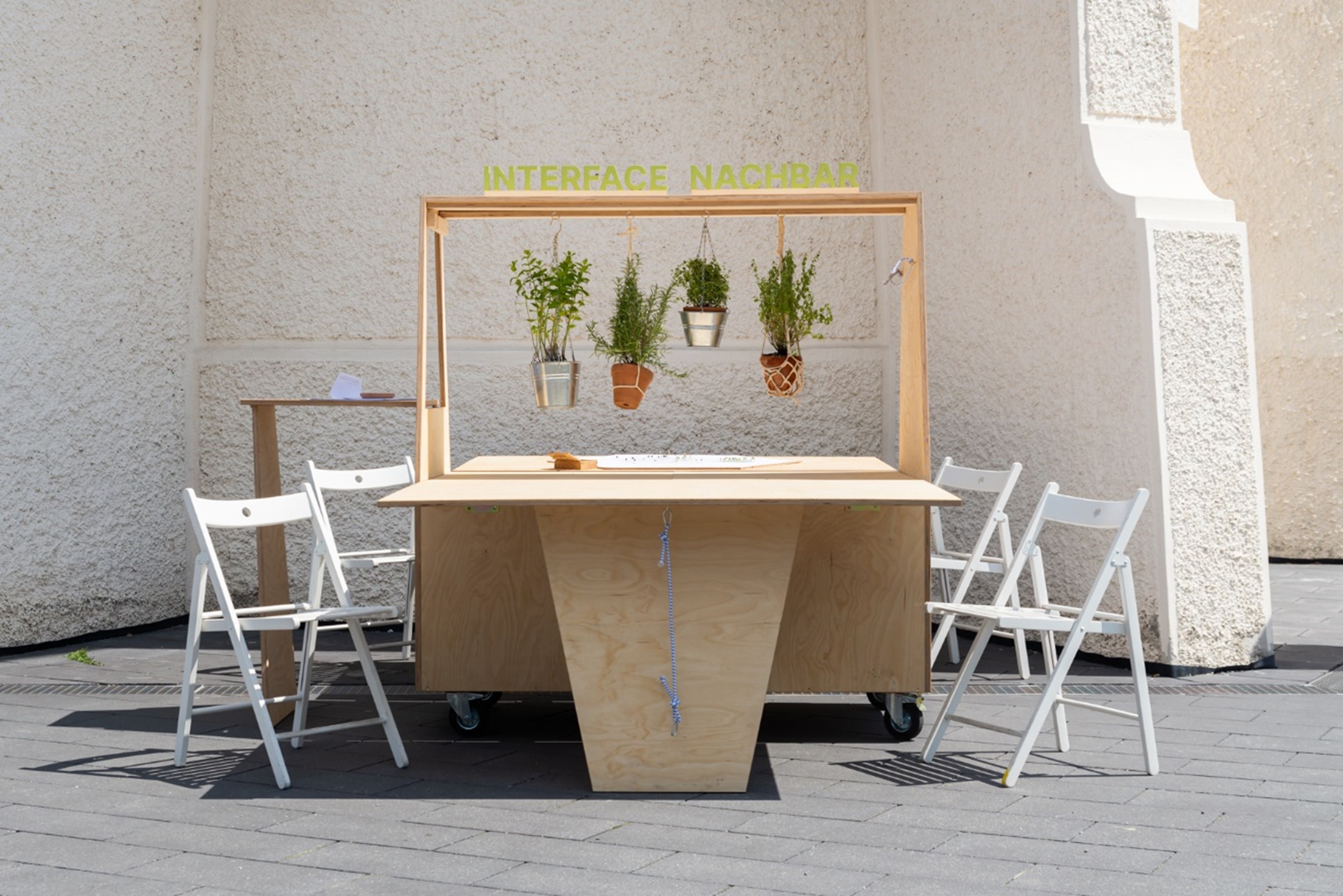 Ein Tischlein von InterfaceNachbar, um das herum Stühle stehen.
