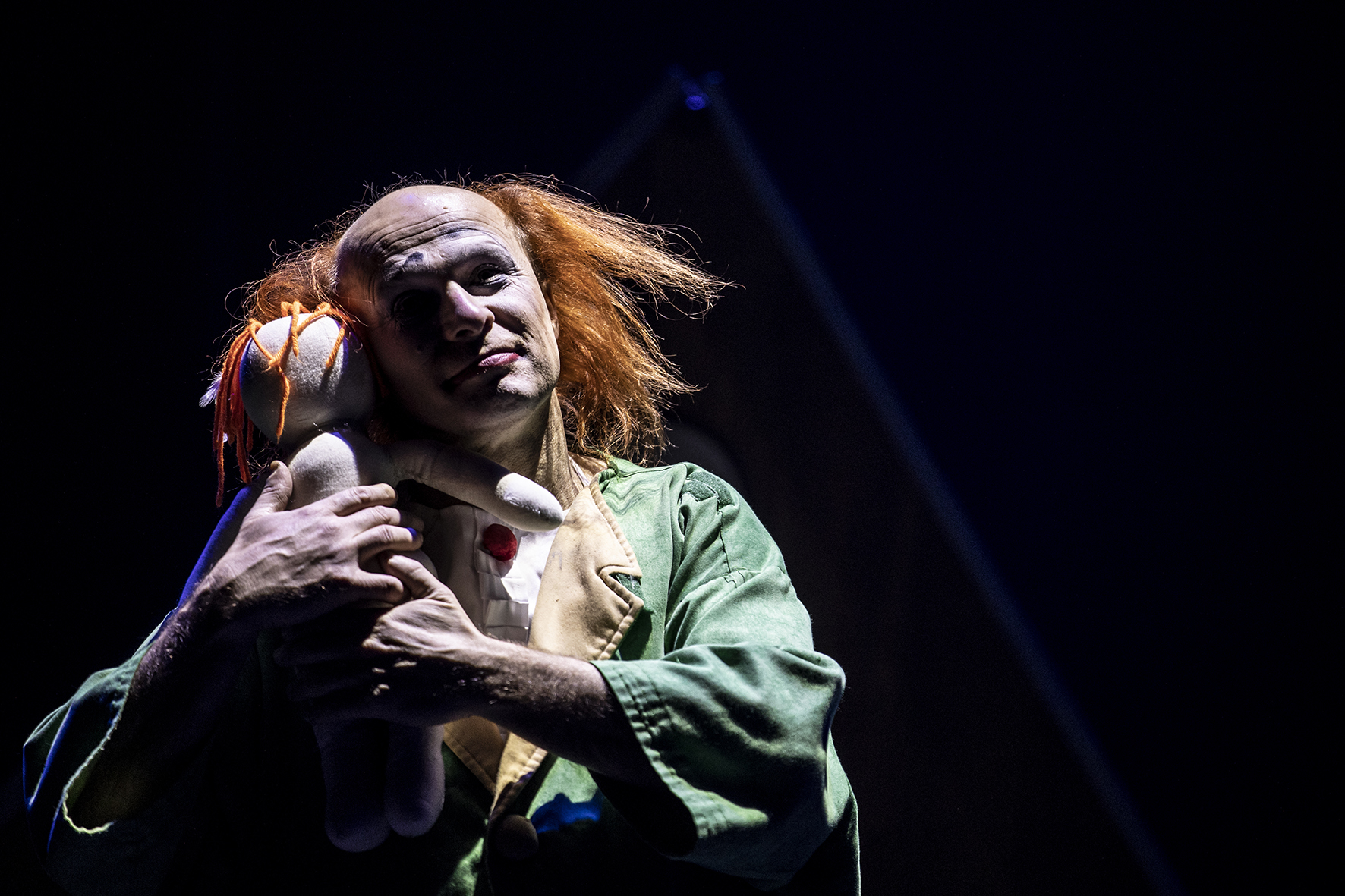 Anatoli Akermann bei einem Auftritt mit einer Puppe in der Hand.
