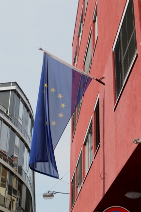Fahne des Europarates. die am Gebäude befestigt ist