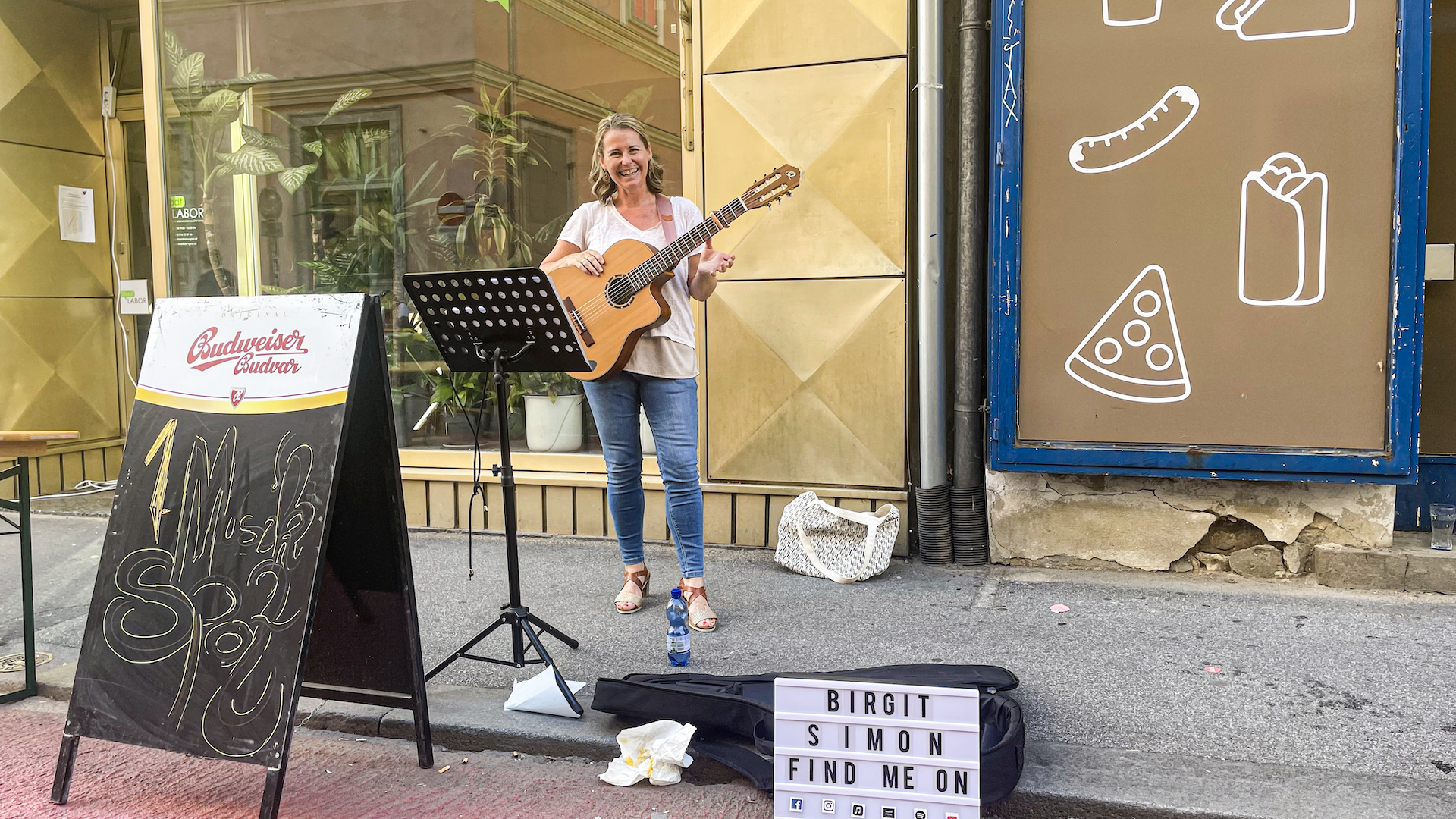Birgit Simon erfüllt die Straßen mit angenehmen Akustik-Sounds. - Foto: Eva Riener