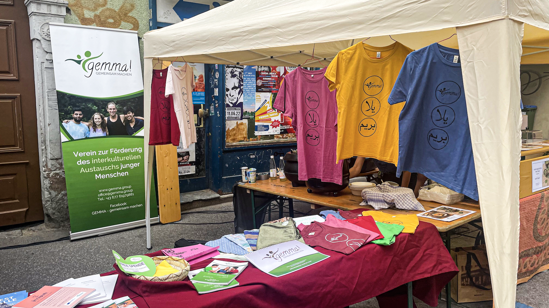 Gemma! fördert auch am Street-Food Market den interkulturellen Austausch und verkauft T-Shirts. - Foto: Eva Riener