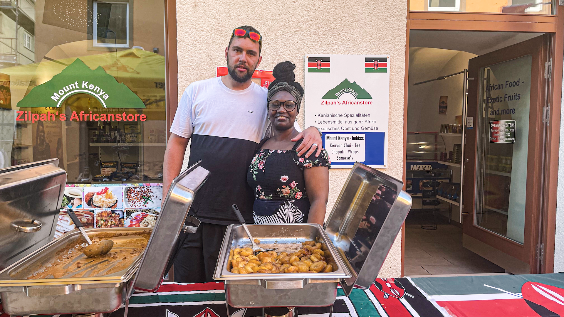 Die stolzen Besitzer des Zilpah’s African Store posieren nur kurz für ein Foto, denn sie sind den ganzen Tag mit dem Nachfüllen der Behälter beschäftigt. - Foto: Eva Riener