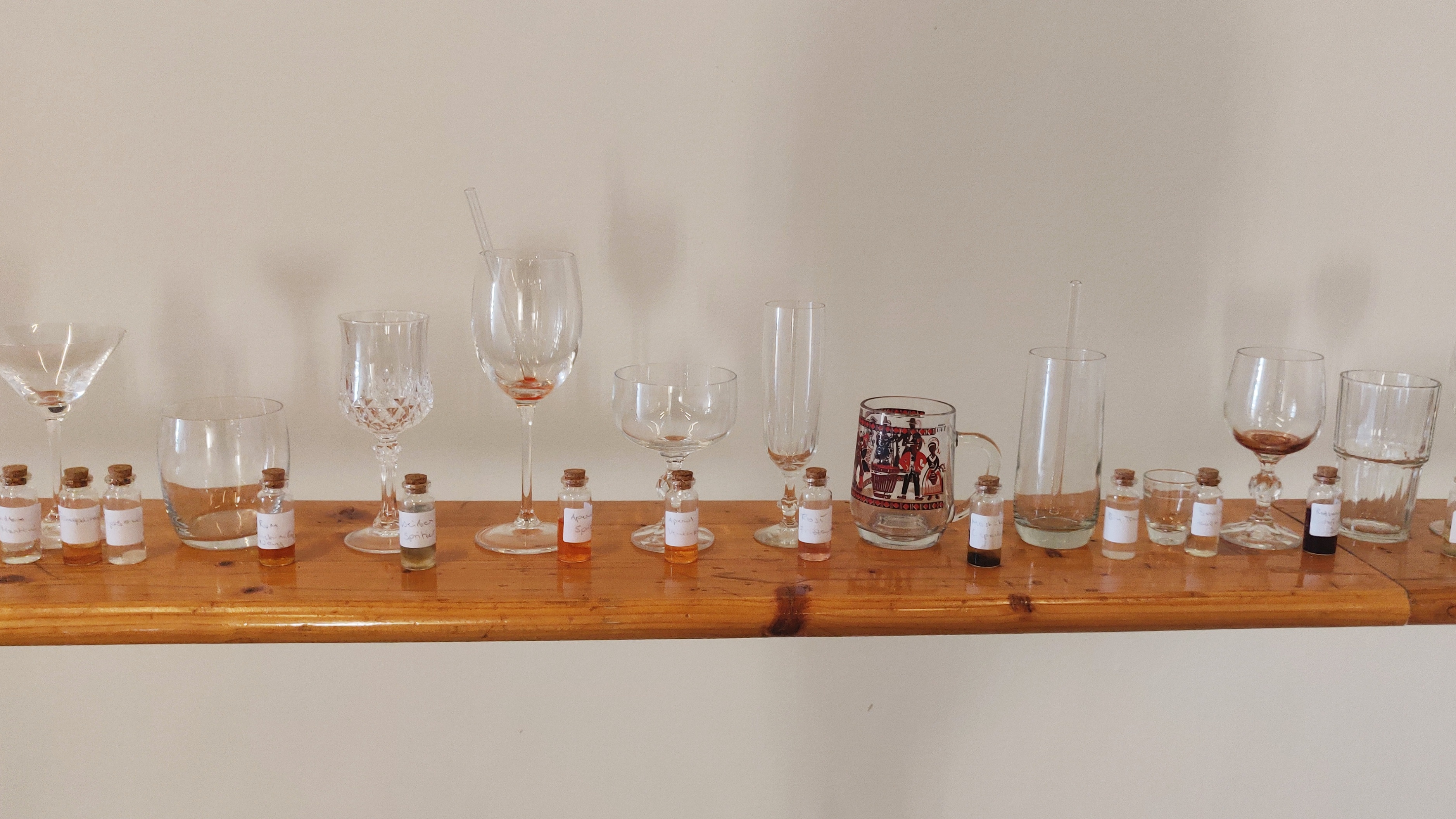 Alkoholgläser und Abfüllfläschchen stehen auf einem Tisch
