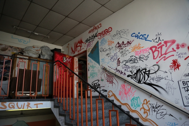 Treppenhaus voll mit Graffiti-Künstler-Tags