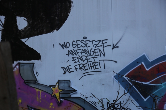 Graffiti Schriftzug an Wand "Wo Gesetze anfangen endet die Freiheit"