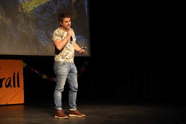 Martin Engelmann steht in T-Shirt und Jeans auf der Bühne und erzählt von Sizilien.