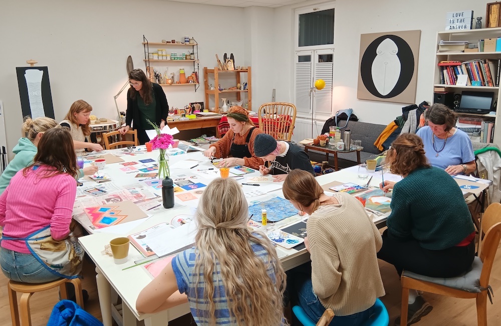 Frauen beim Workshop im Atelier von Marina Stiegler