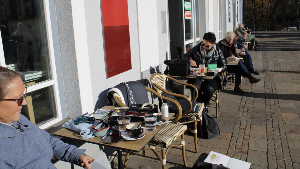 Die Grazer Urban Sketchers beim Zeichnen am Mariahilferplatz.