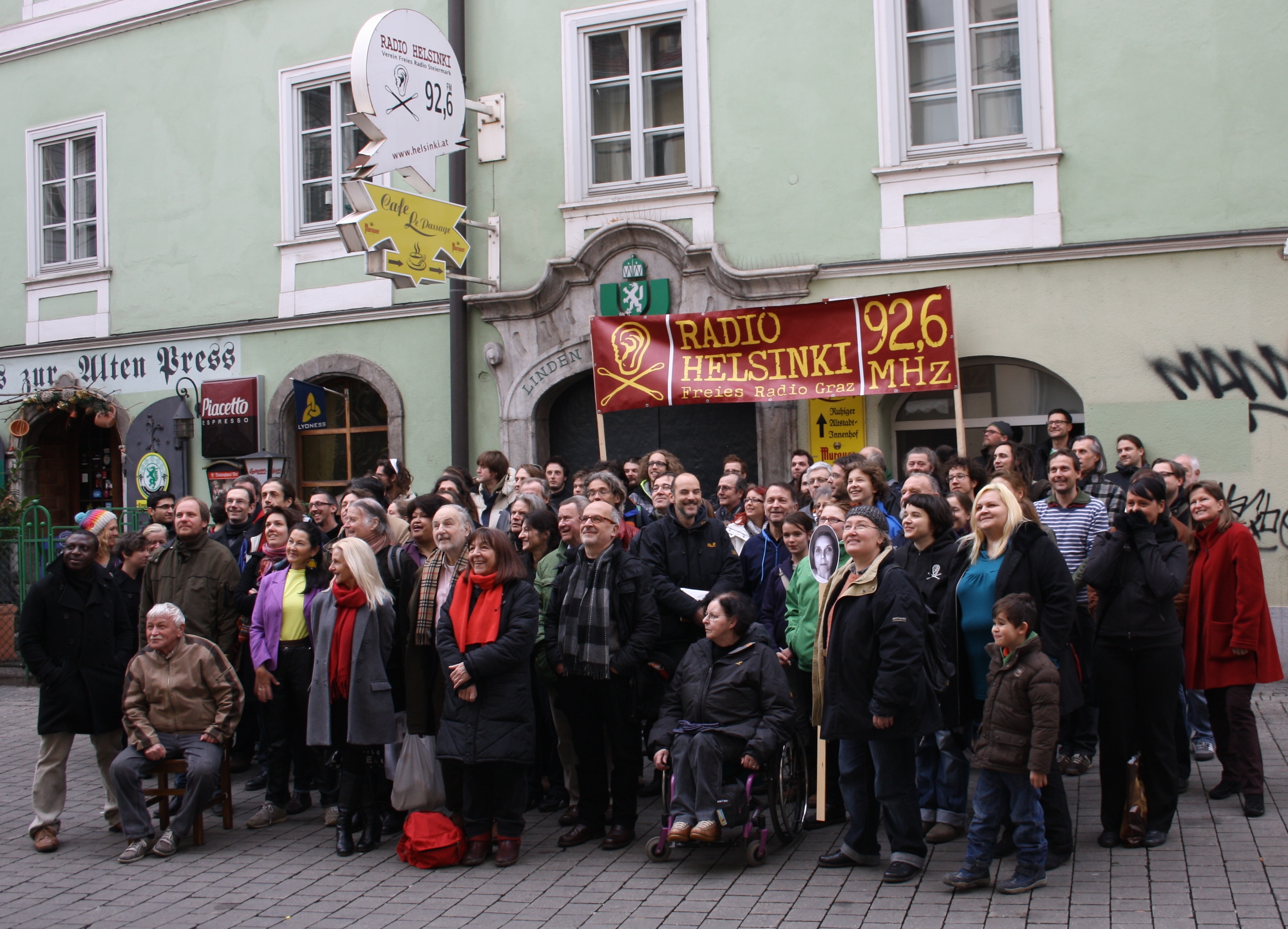 Gruppenfoto der Radio-Helsinki-Familie