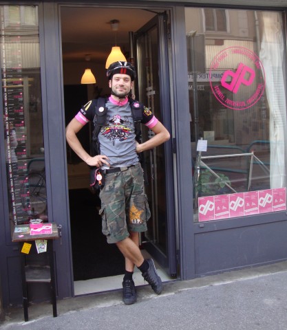 Benjamin Duh vor dem Geschäftslokal der Pink Pedals