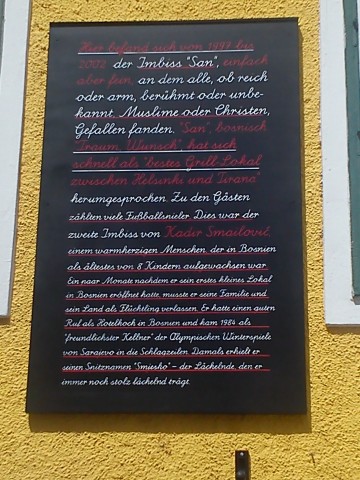 Das Textkunstwerk am Griesplatz erzählt die Geschichte des Einwanderers Kadir Smailovic.
