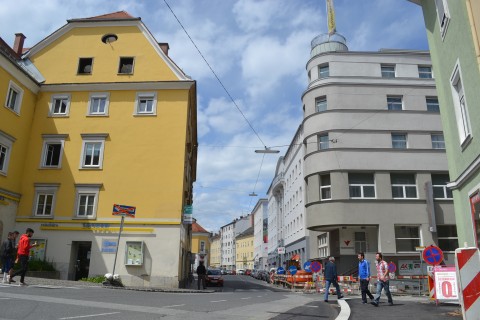 Der südliche Teil der Hans Resel Gasse. Zur linken der Esperantoplatz, hinter einem die Annenstraße. (c) Micka Messino 