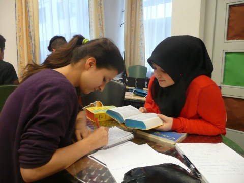 Khadija und Rukaja auf der Suche nach französchen Vokabeln.