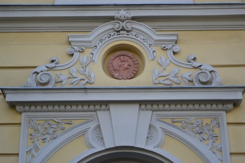 © Micka Messino Kleine Supraporte über der Tür der Doblergasse 3