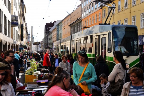 Gut besucht: Gedränge, Heiterkeit und Feilscherei - der Flohmarkt in der Annenstraße. 