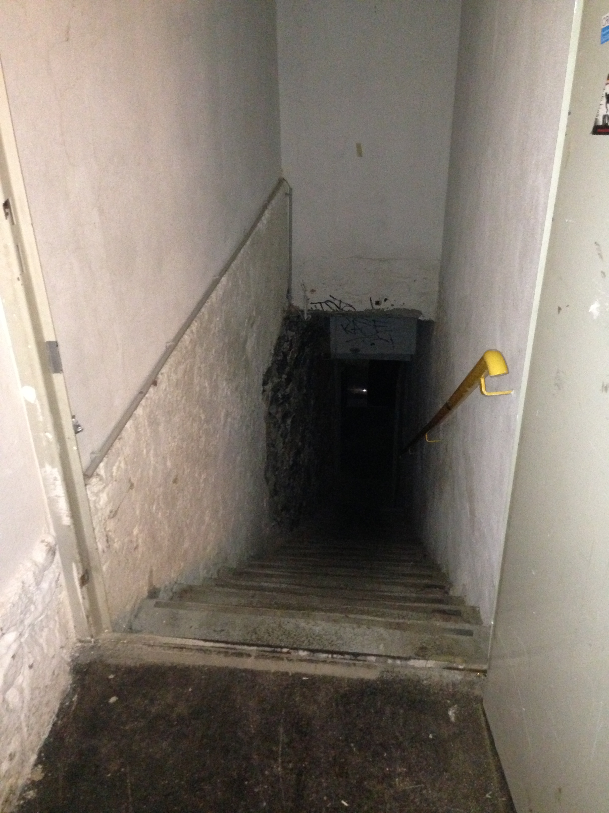 Die Verbreiterung der Treppe in den Keller wird geplant. 20 Zentimeter fehlen. Eine der vielen Veränderungen, die das Veranstaltungsgesetz vorschreibt.  Bei den vielen Auflagen sieht man kurz Resignation in den Gesichtern der Verantwortlichen. 