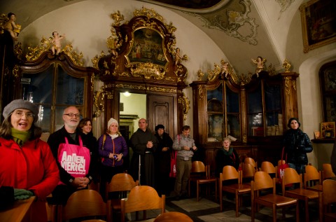 Annenviertel Spaziergänger in der Mariahilfer Kirche
