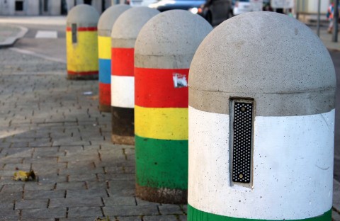 Die bemalten Poller spalten die Meinungen.