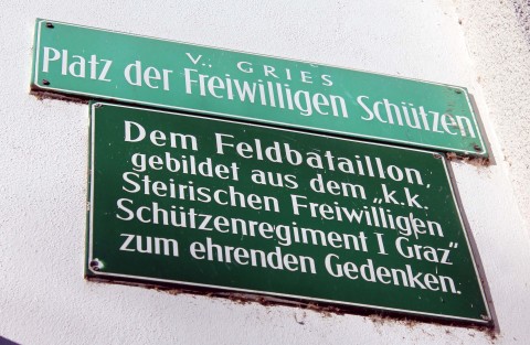 Ein Straßennahme zum Gedenken an den Krieg.
