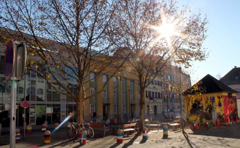 Der Platz heute - ein Ort der Begegnung.