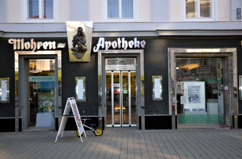 Die Mohrenapotheke - von außen eine Apotheke wie jede andere.