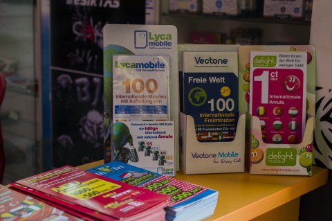 1000 Freiminuten um 19 Euro, 1GB um 4 Euro,... Guthaben wird in jedem Shop angeboten. 