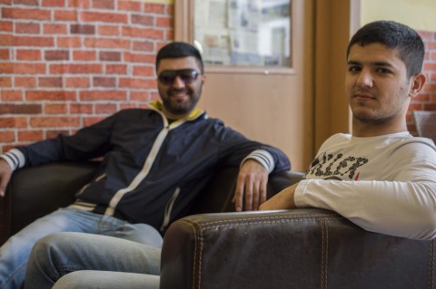 Kurti und Emre kommen um zu reden, nicht um zu chatten.