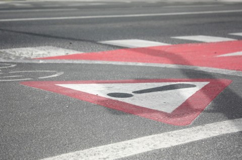 Achtung! Einige gefährliche Radwegkreuzungen sind bereits gekennzeichnet.