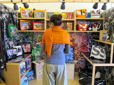 Tatjana in der Shopbox am Eingang zur Werkstatt. Sie will nur keine Vorschriften, die ihr sagen, was sie zu tragen, wann sie zu lächeln hat. Dann ist sie zufrieden.