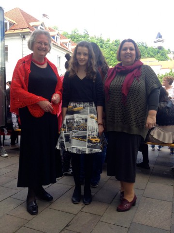 Bärbel von den Laufmaschen, Esra vom JA.M Mäddchenzentrum und Conny von ERfA posieren für die Annenpost