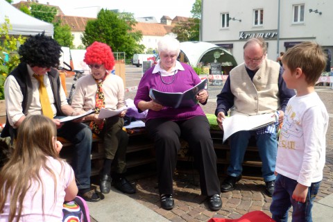 Die Theatergruppe tritt in Aktion und die Kinder sind begeistert