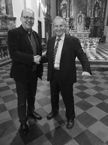 Am Ende gab es einen freundschaftlichen Handshake zwischen dem Theologen und dem Atheisten, welcher wie das gesamte Streitgespräch von gegenseitigem Respekt und Anerkennung geprägt war.