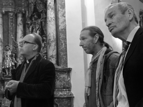 Die Protagonisten: Kunstpfarrer Hermann Gletter, der bildende Künstler Markus Wilfling sowie Astrophysiker Heinz Oberhummer (v.l.n.r.)