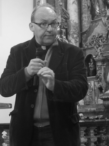 Glettler studierte Theologie und Kunstgeschichte in Graz.