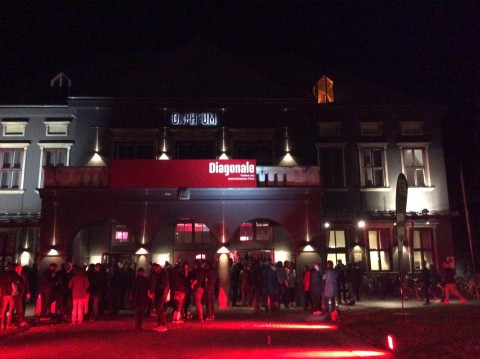 Feierlaune herrscht auch vor dem Orpheum nach der Bekanntgabe der Preisträger.