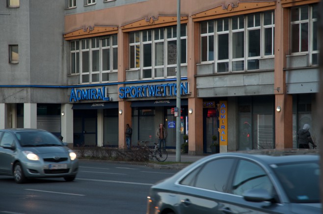 Dem Hauptbahnhof gegenüber findet man innerhalb von nur 200 Metern drei Spielsalons beziehungsweise Wettcafés