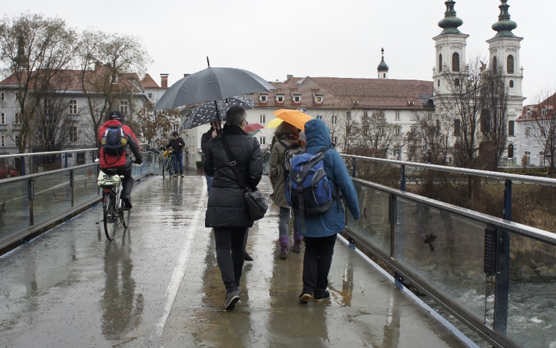 Aufgrund des Wetters statt mit Fahrrädern zu Fuß unterwegs