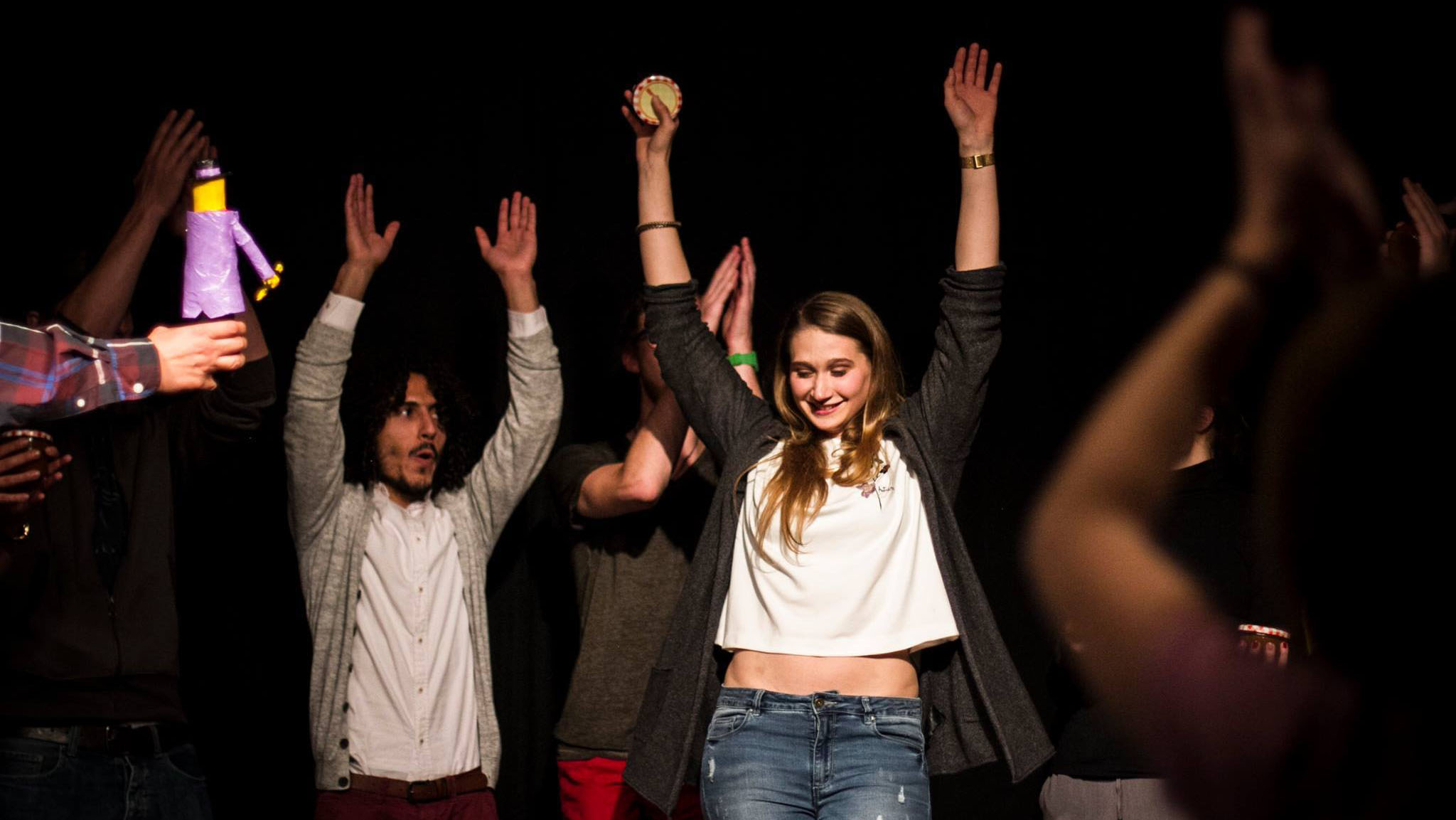 Poetry Slam Gewinnerin beim Feiern mit Omar