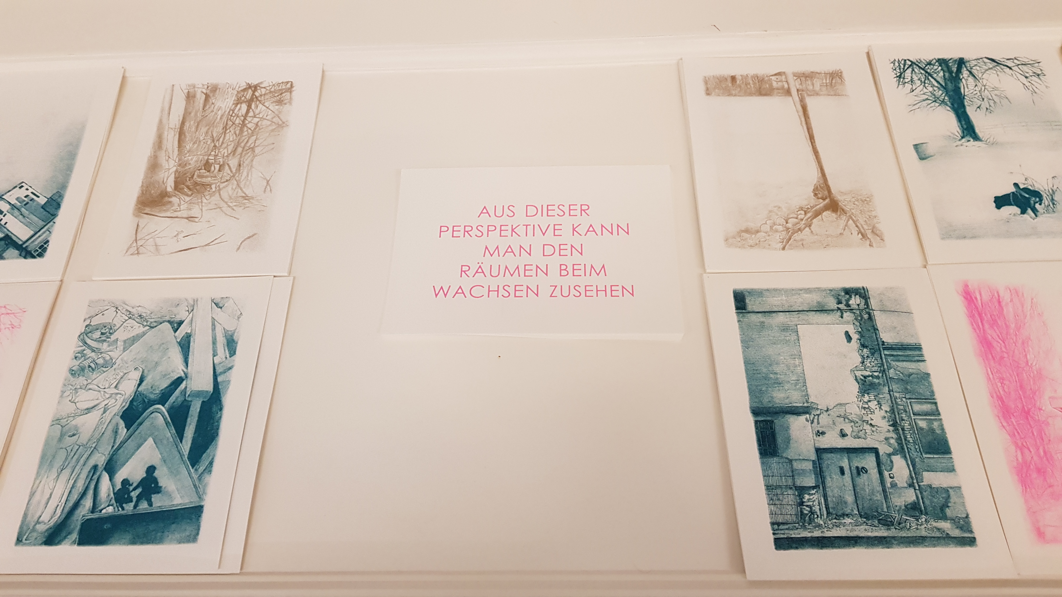 Ein Tisch voller Postkarten