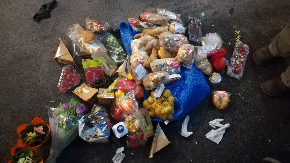 Gedumpsterte Lebensmittel einer Restmülltonne