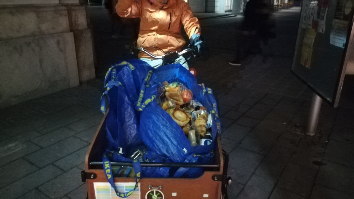 Ein Lastenrad voller gedumpsterter Lebensmittel