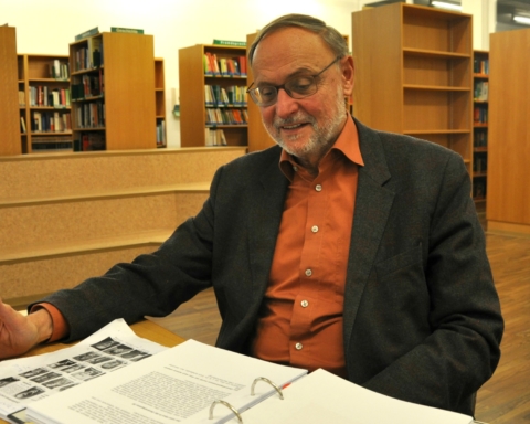 Direktor Dragaric in einer Bibliothek