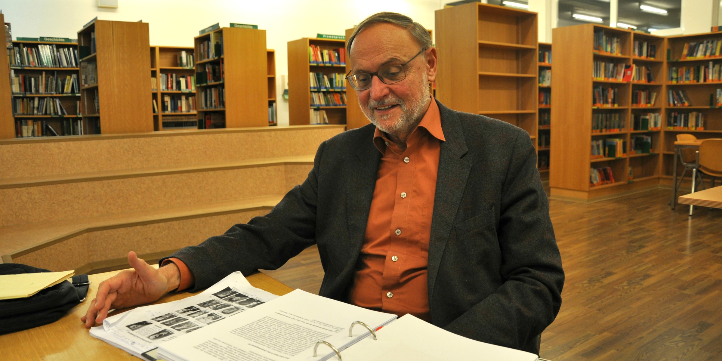 Direktor Dragaric in einer Bibliothek