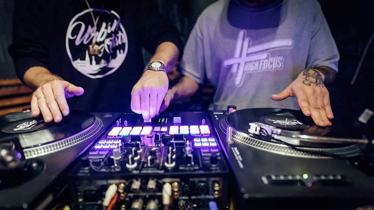 Bei Noedge wird noch auf Vinyl gescratched