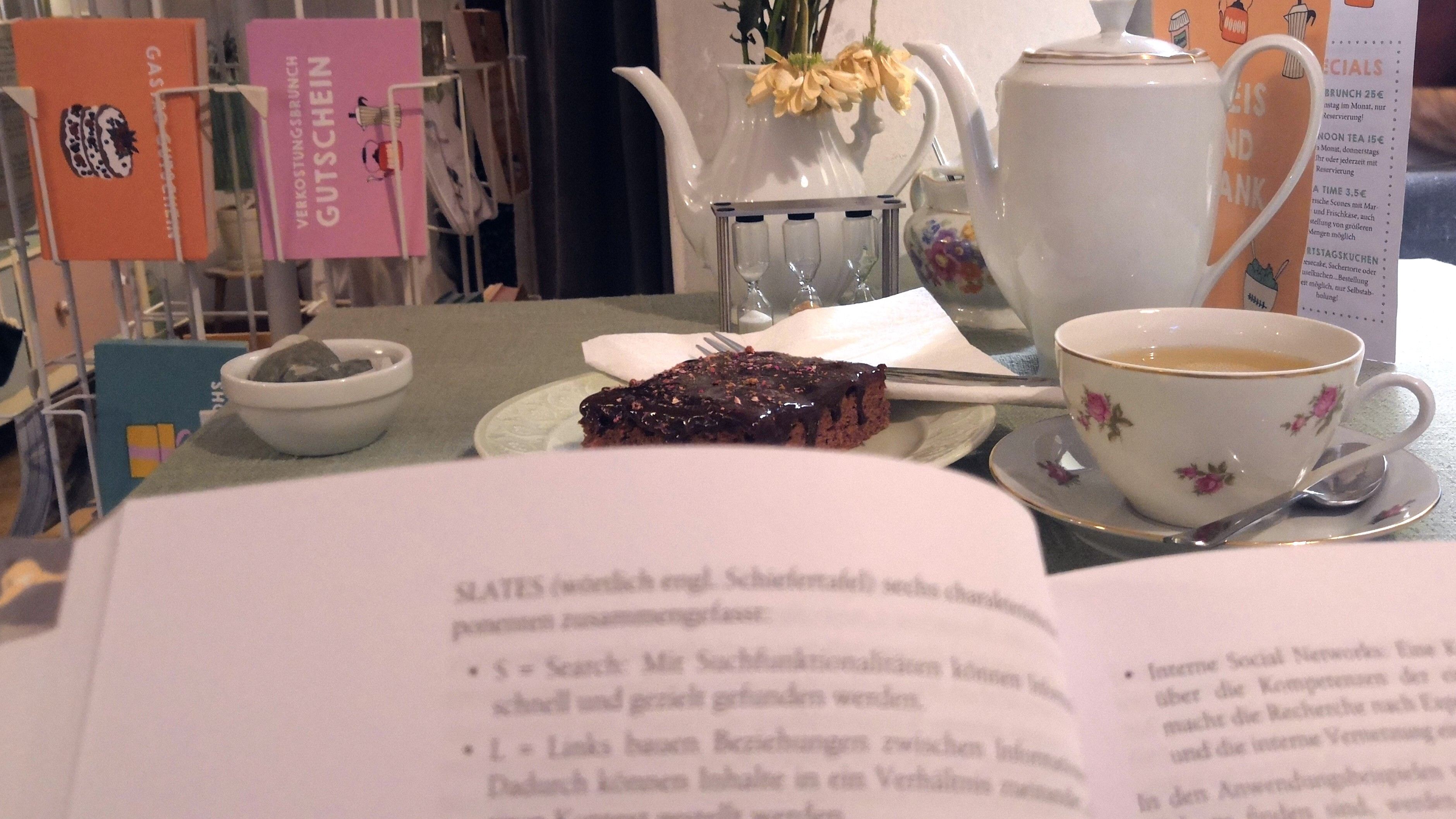 Bei der Silent Reading Party liest man zu Tee und Kuchen.