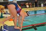 Schwimmerin Caroline Pilhatsch in Startposition.